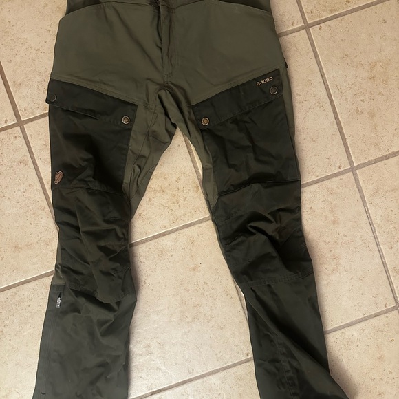 Fjallraven Women's Two-Tone Cargo Pants in Green and Dark Green